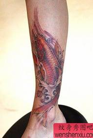 美女腿部漂亮的彩色鲤鱼纹身图案