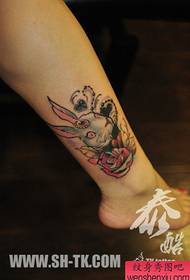 κορίτσια πόδια χαριτωμένο ποπ κουνέλι μοτίβο τατουάζ