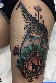model de tatuaj girafa coapsa