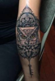 gufo del tatuaggio come modello del tatuaggio del gufo dell'elfo notturno