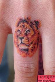 prst na jednostavnom uzorku tetovaže na glavi s lavovima