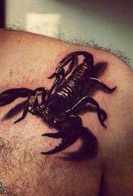 realistisk skorpion tatoveringsmønster foran skulderen