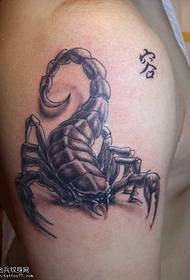 Brucelles à la mode tatouage sur le gros bras