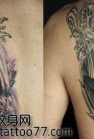 καλαμάρι μοτίβο τατουάζ μετά την ανάκαμψη πίσω