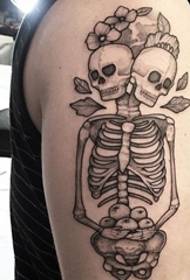 личная черно-белая картина татуировки жала