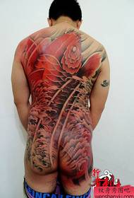 mužjak pun lijepog uzorka tetovaže lignje u boji