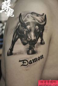 рака еден Класичен кул тетоважа шема на бикови