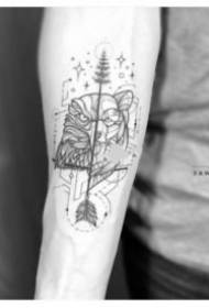disegno creativo del tatuaggio animale geometrico stile mezza faccia
