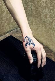 enkel mode tiger mund skorpion totem tatovering