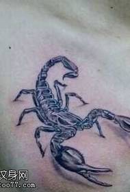 modello di tatuaggio petto scorpione