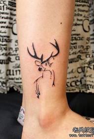 Ang bitiis sa babaye usa ka sumbanan sa tattoo nga totem deer