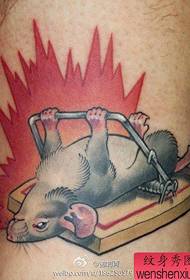 un model de tatuatge clàssic alternatiu del ratolí