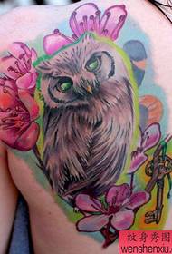 tatto yamtundu wa owl yosangalatsa kumbuyo kwa mtsikanayo