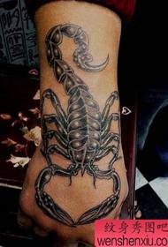 Scorpion tattoo template: dzanja lamanzere tweezers tatini