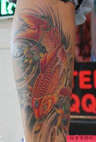 красиво кольоровий візерунок татуювання кальмарів на ногах