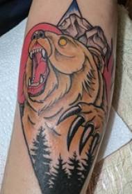 băieții de pe braț au pictat înțepături de pădure și imagini de tatuaje de urs de animale