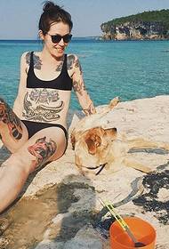 tatuaggio con motivo a montagna sul bellissimo anello fiore sulla coscia
