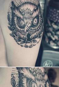 hannu sanannen sanannen baƙar fata da fari farin Owl Tattoo Pattern