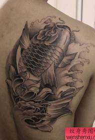 чорний сірий малюнок татуювання кальмарів на спині хлопчика