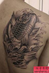 un disegno del tatuaggio nero calamaro grigio sul retro del ragazzo