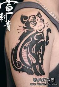 braț model de tatuaj popular pentru totem pisici