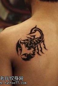 stražnji uzorak za tetoviranje škorpiona totem