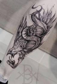 Стинг на животинска линија: многу добра линија на животински убоди црна сива шема на тетоважа