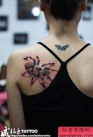 ramena djevojke izgledaju dobro uzorak tetovaža pauka