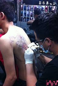 лична тетоважа на крап во тек