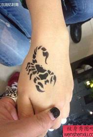 le ragazze tornano il popolare modello di tatuaggio di pinzette totem pop