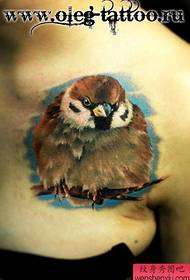 popularan prekrasan uzorak ptica tetovaža na ženskom ramenu
