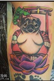 modello di tatuaggio cane seduto sul loto
