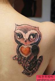 meisjes schouders een schattig cartoon uil tattoo patroon