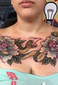девојка клавикула насликана на градиент едноставна линија растителни цвеќиња и слики од тетоважи со змии од животни