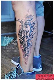 noga popularan klasični uzorak tetovaže jelena