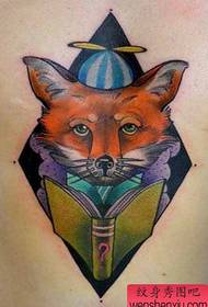veteraan-tatoeage raadde een gepersonaliseerd vos-tatoeagepatroon aan