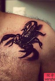 spalle maschili popolare modello tatuaggio super bello scorpione