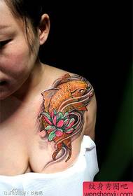 Skaisti populārs tradicionālais kalmāra tetovējuma modelis uz meiteņu pleciem