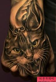 Apprezza un tatuaggio gatto prepotente sul dorso della mano
