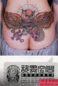 лијеп узорак тетоваже сове на стражњем струку