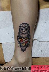 un semplice disegno popolare del tatuaggio del gufo sulla gamba