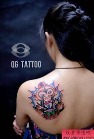 garota atrás dos ombros de um padrão de tatuagem de macaco bonito