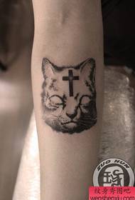 pàtran tatù cat fionnar air a ghrodadh