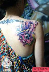 Mädchen zurück Schultern beliebt niedlich ein Kaninchen Tattoo-Muster