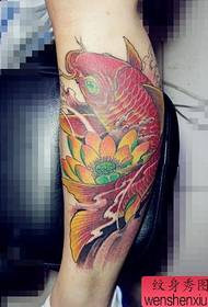 腿的華麗彩色魷魚蓮花紋身圖案