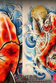 适合做满背的鲤鱼菊花纹身图案