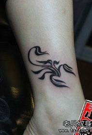 gamba di una ragazza un modello di tatuaggio di scorpione totem