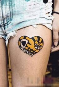 una varietà di elementi a forma di cuore di personalità creativa dell'acquerello dipinto Modello di tatuaggio animale