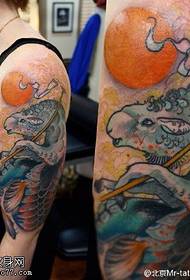 geverfde dier totem tatoeëring patroon