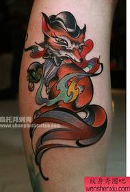 naujas tradicinis lapės tatuiruotės modelis ant kojos